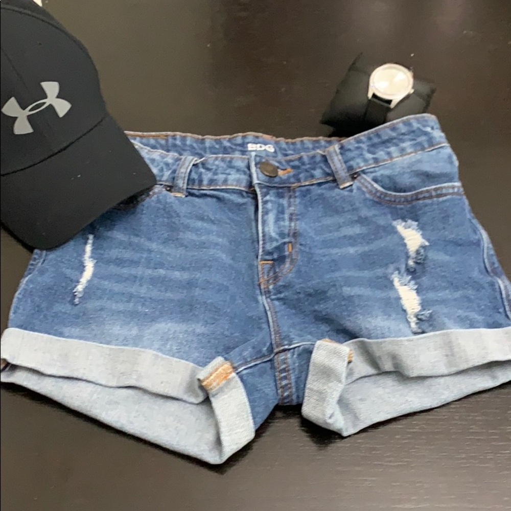 BDG 26W Mid Rise Ripped Jean Shorts